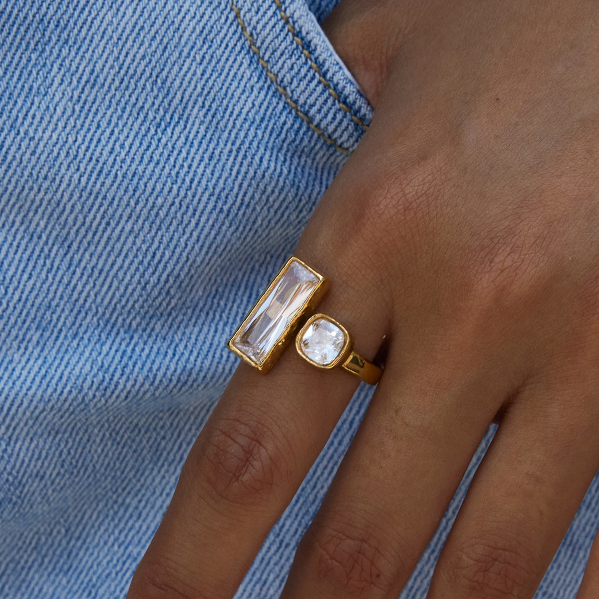 Anillo minimalista geométrico de acero inoxidable con incrustaciones de diamantes de imitación enchapado para mujer