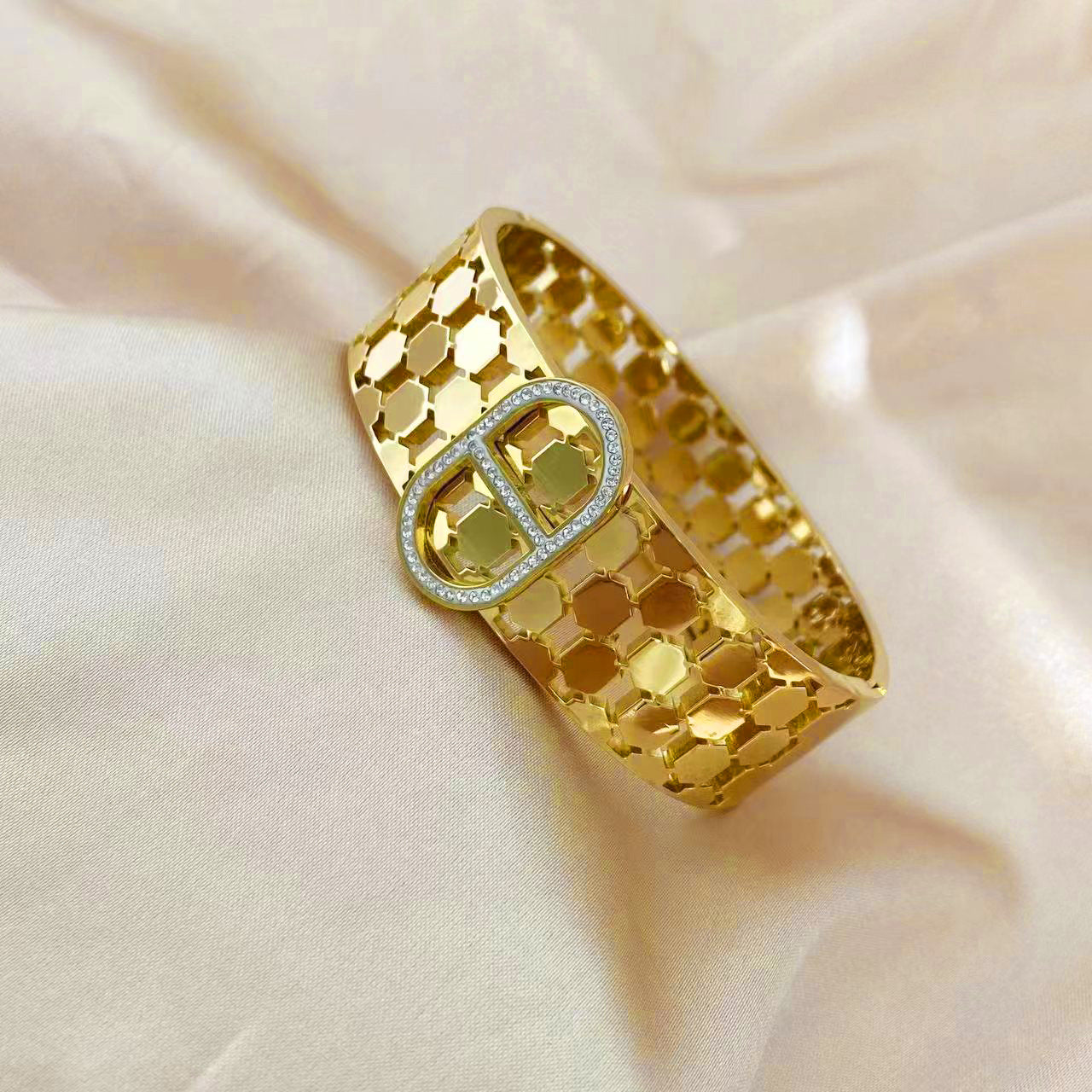 Bracciale da donna in acciaio al titanio con lettere "CD" e design minimalista traforato, finitura placcata e apertura regolabile