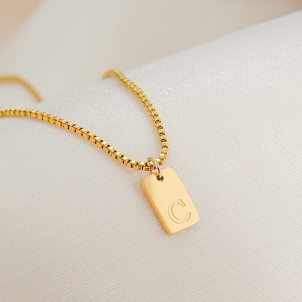 Collar con colgante de letra geométrica minimalista de acero inoxidable con baño de oro de 18 quilates para mujer