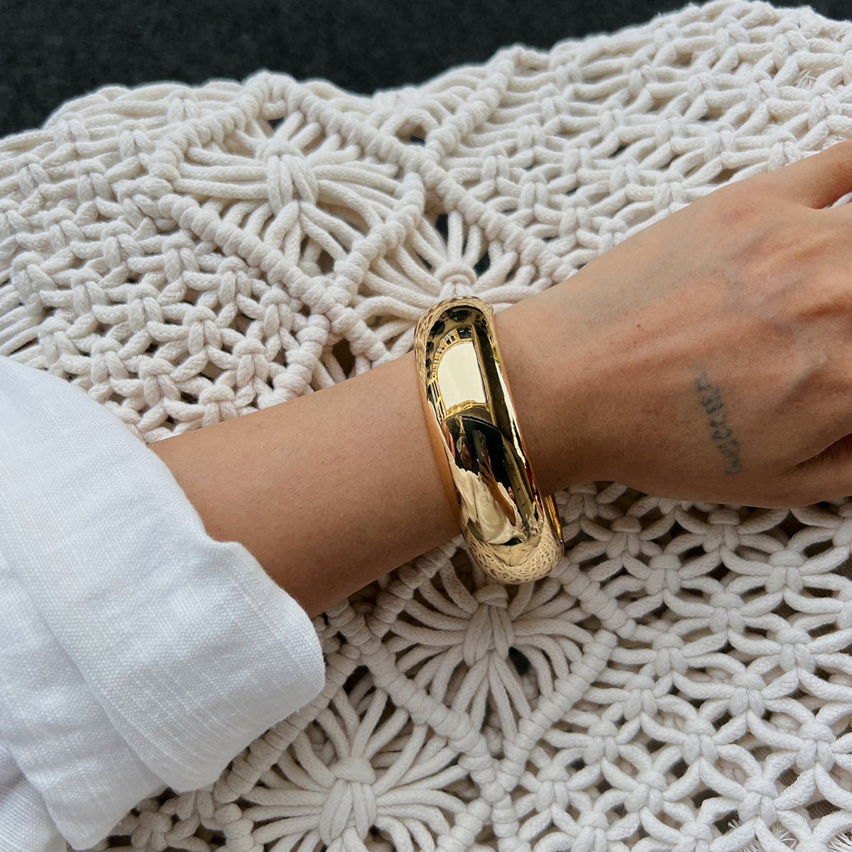 Brazalete ancho tipo puño grande con efecto degradado de inspiración vintage y acabado galvanizado para mujer