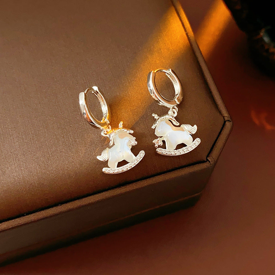 Pendientes Minimalistas de Lujo con Colgante de Caballo en Cobre Bañado con Postes de Plata 925 para Uso Diario en Oficina Elegante para Mujer
