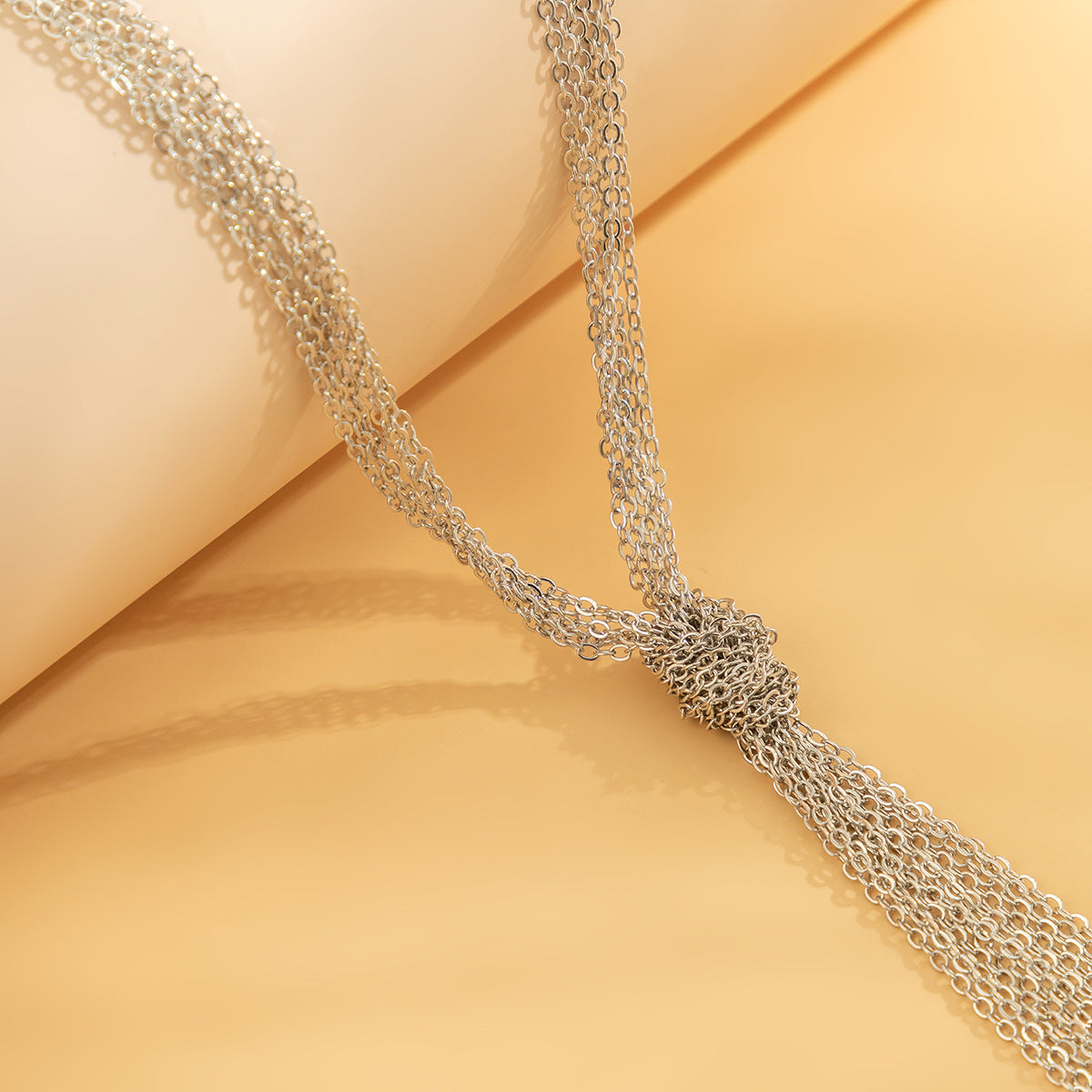 Collar colgante geométrico minimalista de cobre con acabado galvanizado y cadena cruzada anudada para mujer