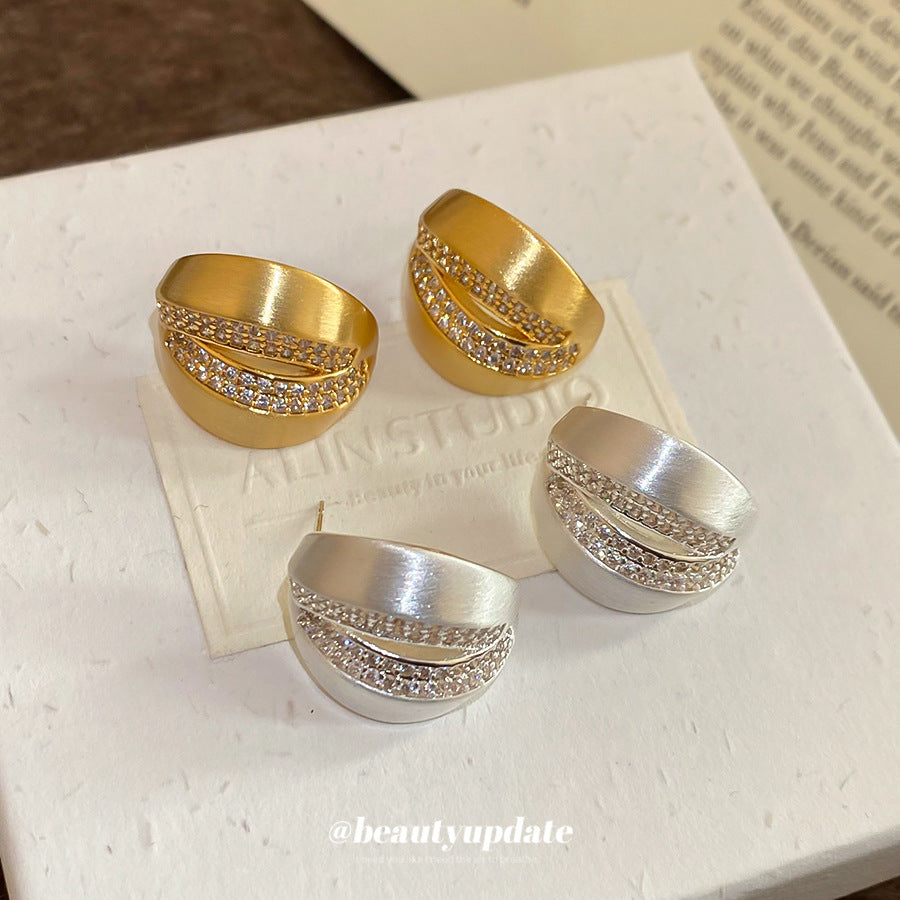 Orecchini a perno da donna minimalisti a forma di C geometrica in metallo spazzolato 18K con zirconi cubici
