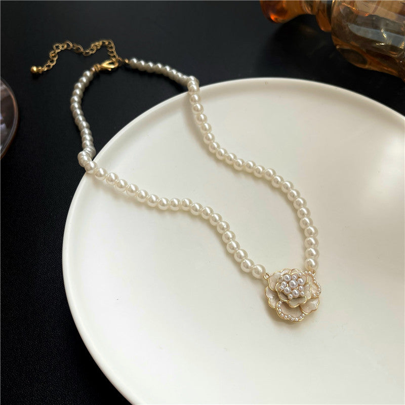 Collana Originale Camelia con Perle da Donna, con Pendente in Lega su Catena a Croce, Catena di Clavicole Dolce ed Eterea