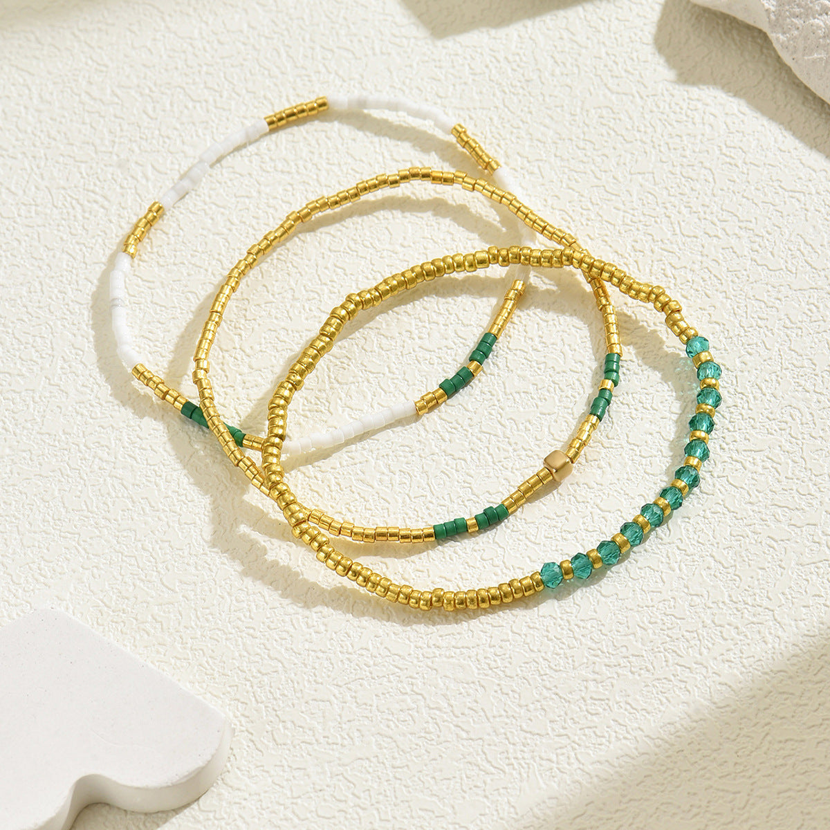 Set di braccialetti da donna boho minimalisti multistrato con perline e ciondoli geometrici in cristallo, ideali come souvenir di viaggio
