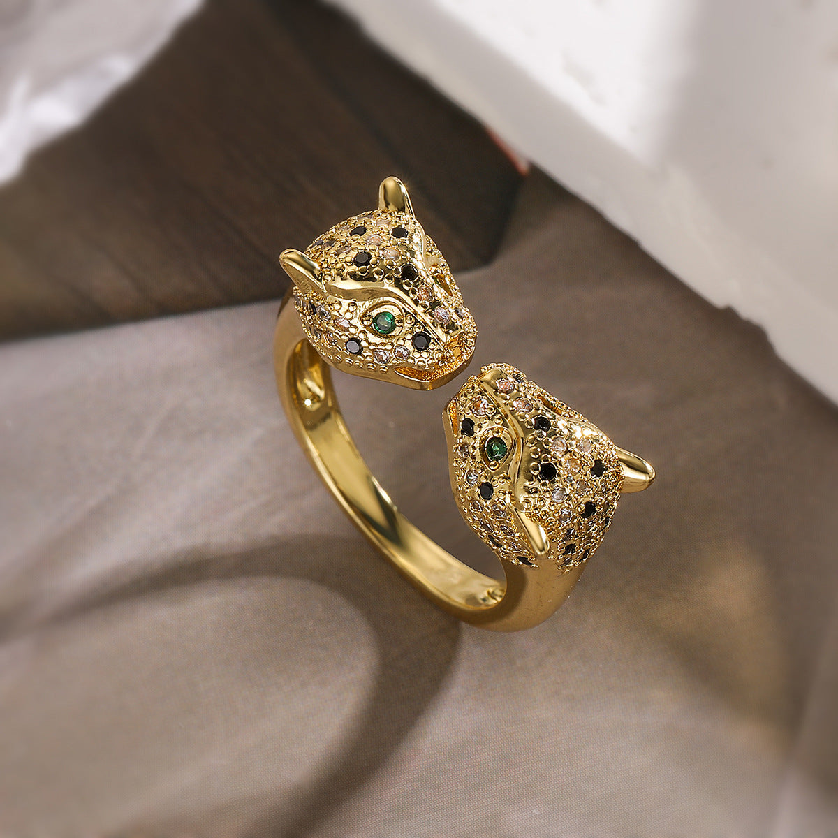 Anello in Rame Minimalista a Forma di Leopardo Placcato Oro con Zirconi Micro-Pavé da Donna
