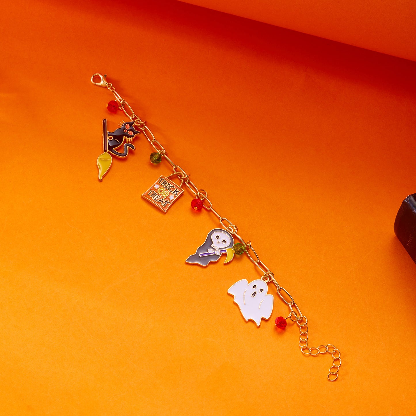 Set di braccialetti elastici in resina geometrici retrò da donna con ciondoli a teschio e design artistico vintage