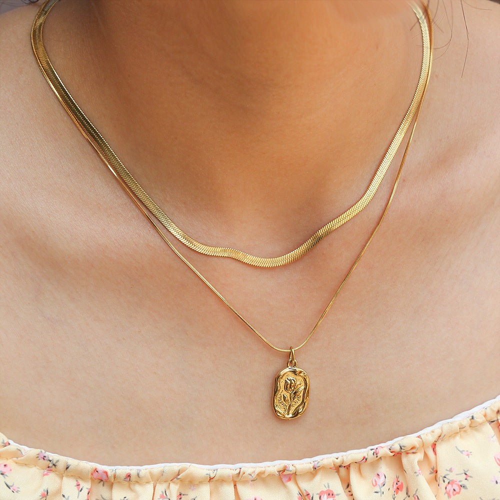 Collar con colgante de rosa floral de moda para mujer con gota de acero de titanio y cadena de serpiente plana chapada