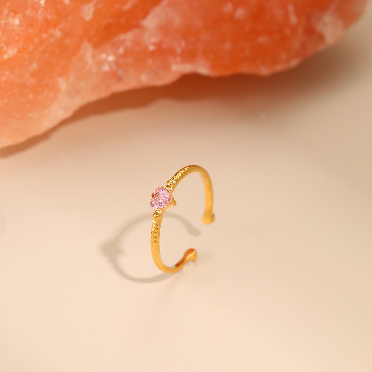 Anillo de acero de titanio con forma de corazón, incrustaciones de diamantes de imitación, chapado en oro, anillo de banda abierta ajustable de acero inoxidable para mujer