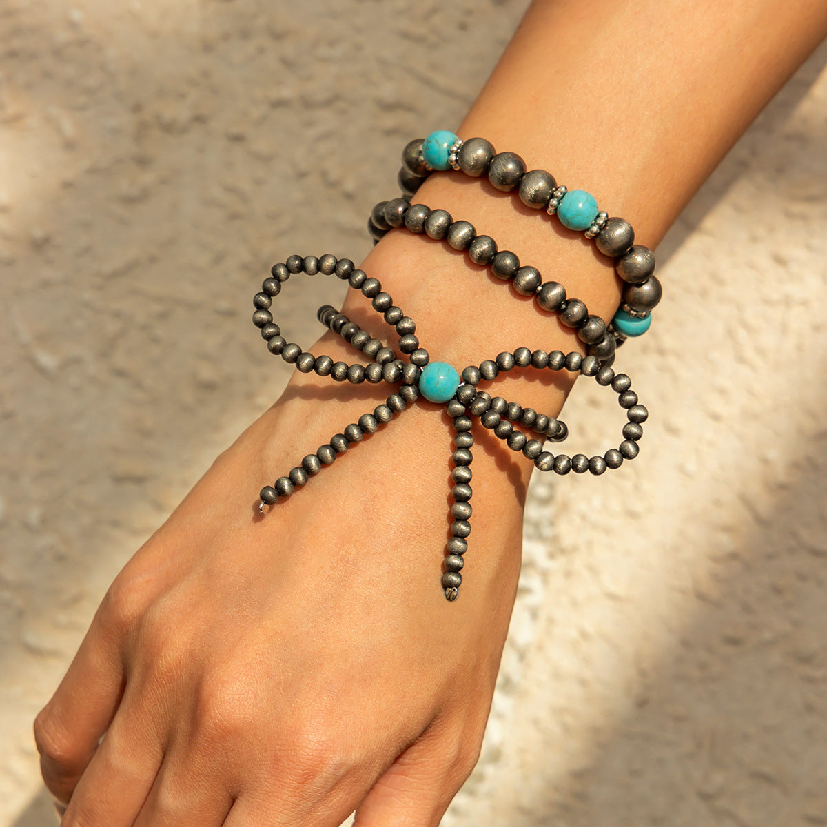 Collana da donna in resina a forma di fiocco in stile bohémien con ciondolo in lega e finitura placcata
