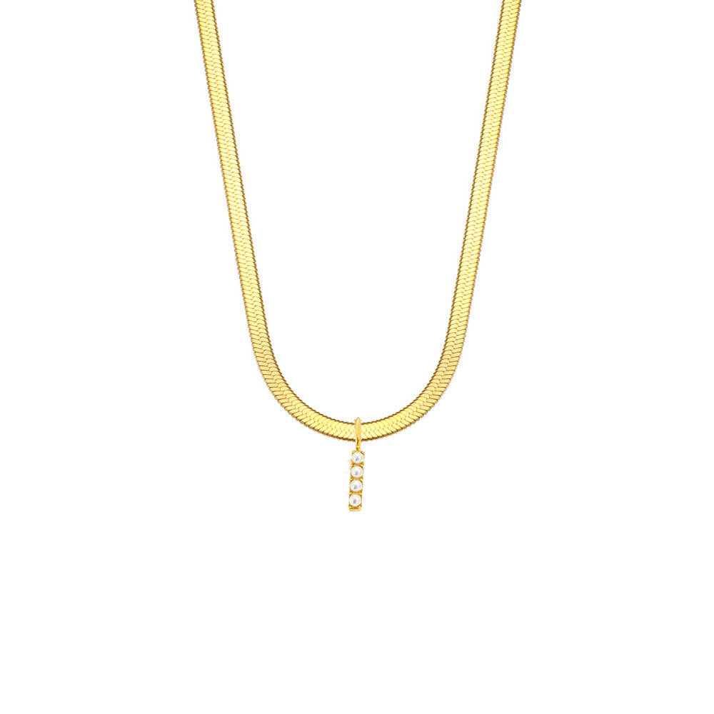Collar de acero de titanio estilo corte francés vintage con dije de letras y detalles de perlas en cadena de serpiente plana