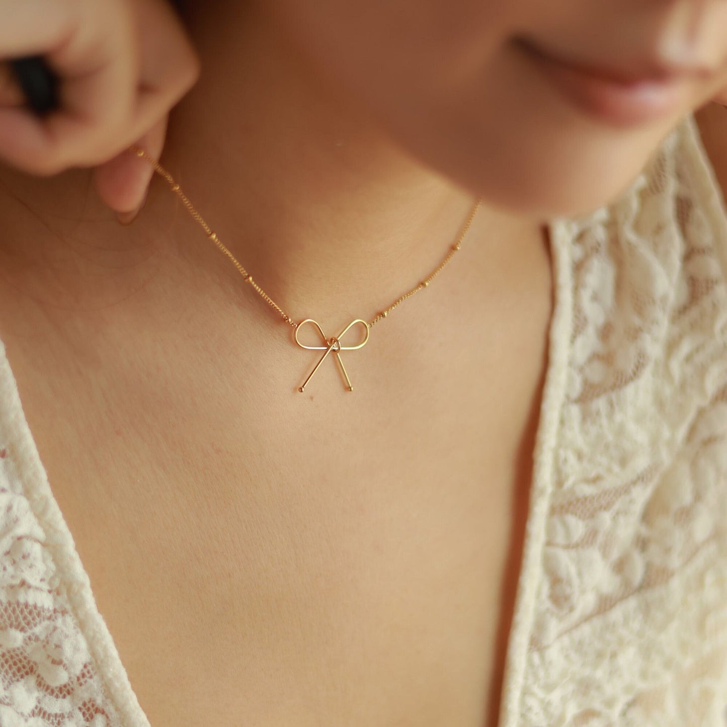 Parure Collana e Bracciale da Donna con Fiocco in Acciaio al Titanio Placcato Oro 18K