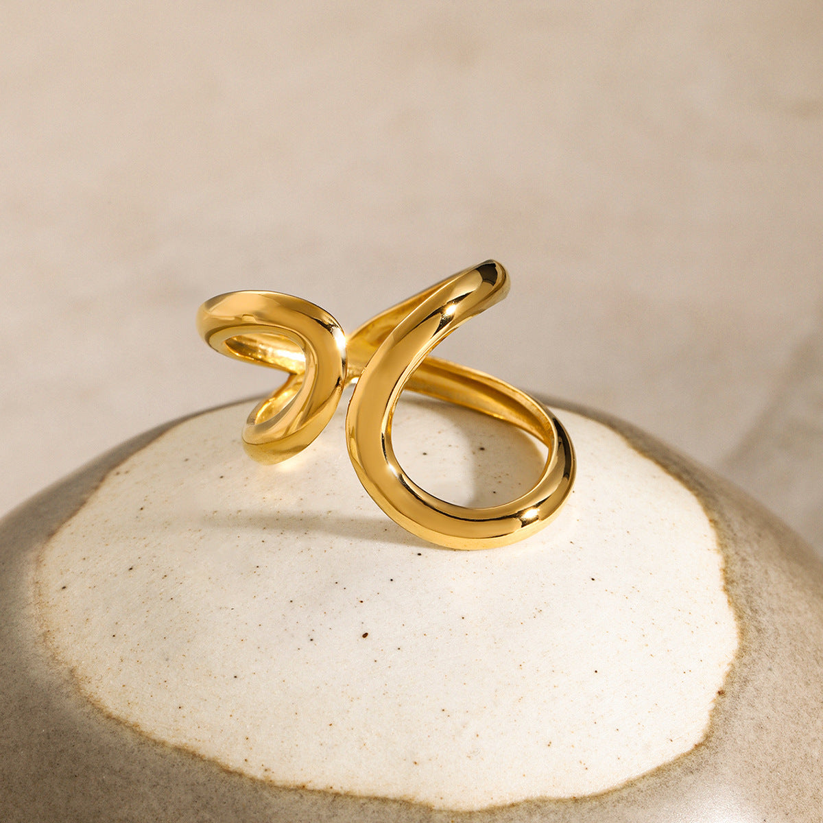 Anillo minimalista para mujer con diseño de lazo, de acero de titanio con chapado en oro de 18K