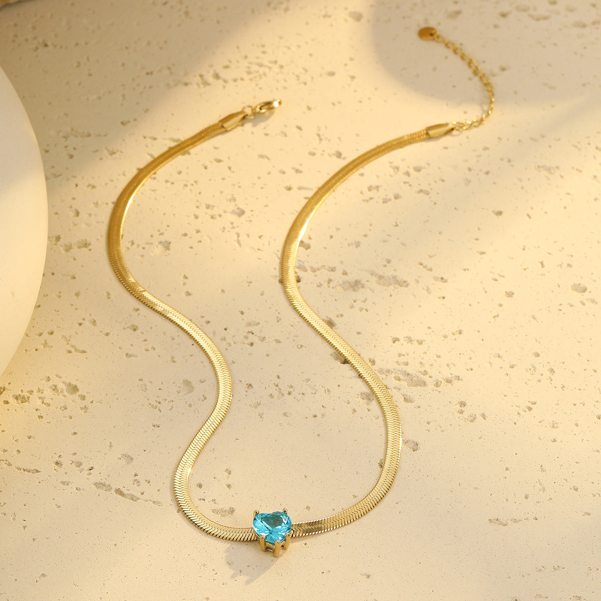 Collar Minimalista de Cadena de Serpiente de Acero Inoxidable Chapado en Oro de 18K con Corazón de Zirconia para Mujer