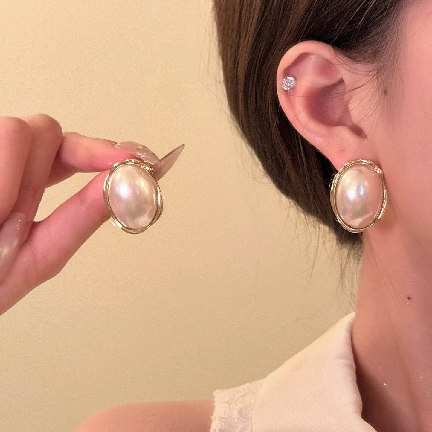 Elegante Parure Francese di Collana e Orecchini a Perno in Perle Imitazione Ovali Multistrato per Donna con Finitura Placcata e Design a Catena Clavicola