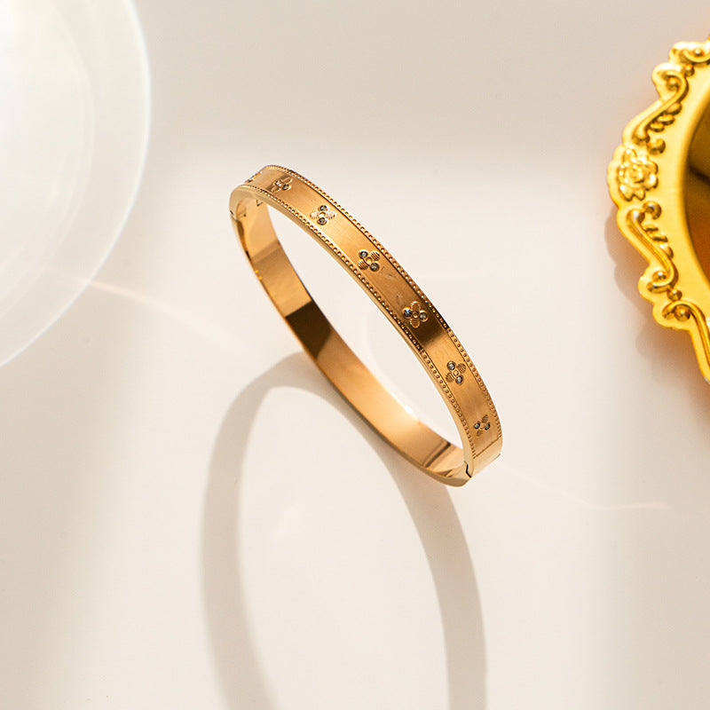 Bracciale Lusso Minimalista a Quadrifoglio in Acciaio al Titanio con Placcatura Oro e Intarsio di Strass