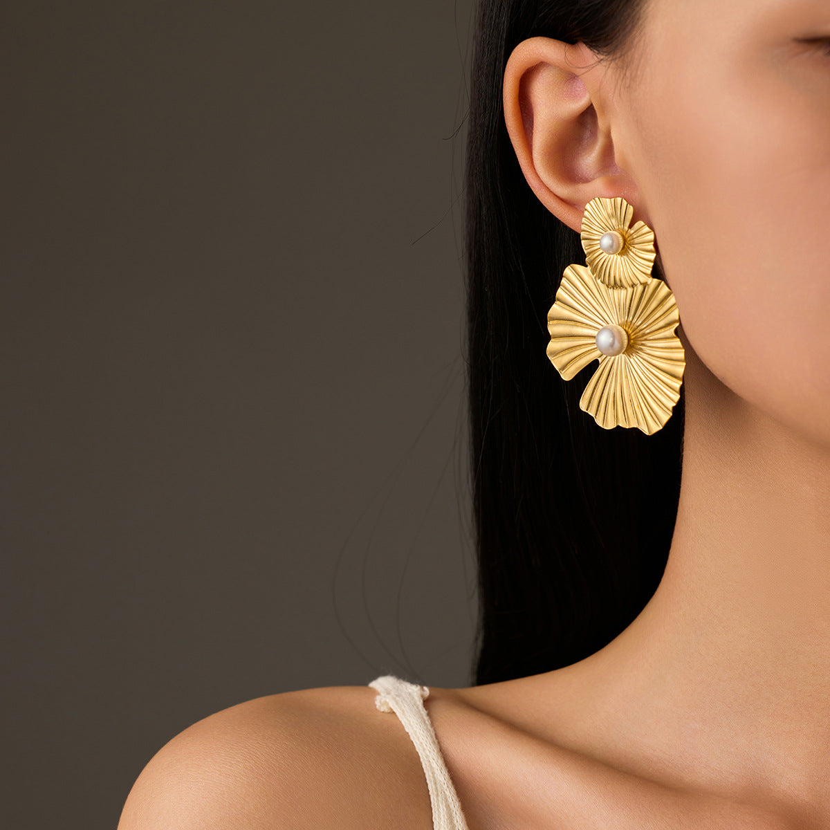 Pendientes de tuerca de acero inoxidable con forma floral vintage con acabado chapado para mujer