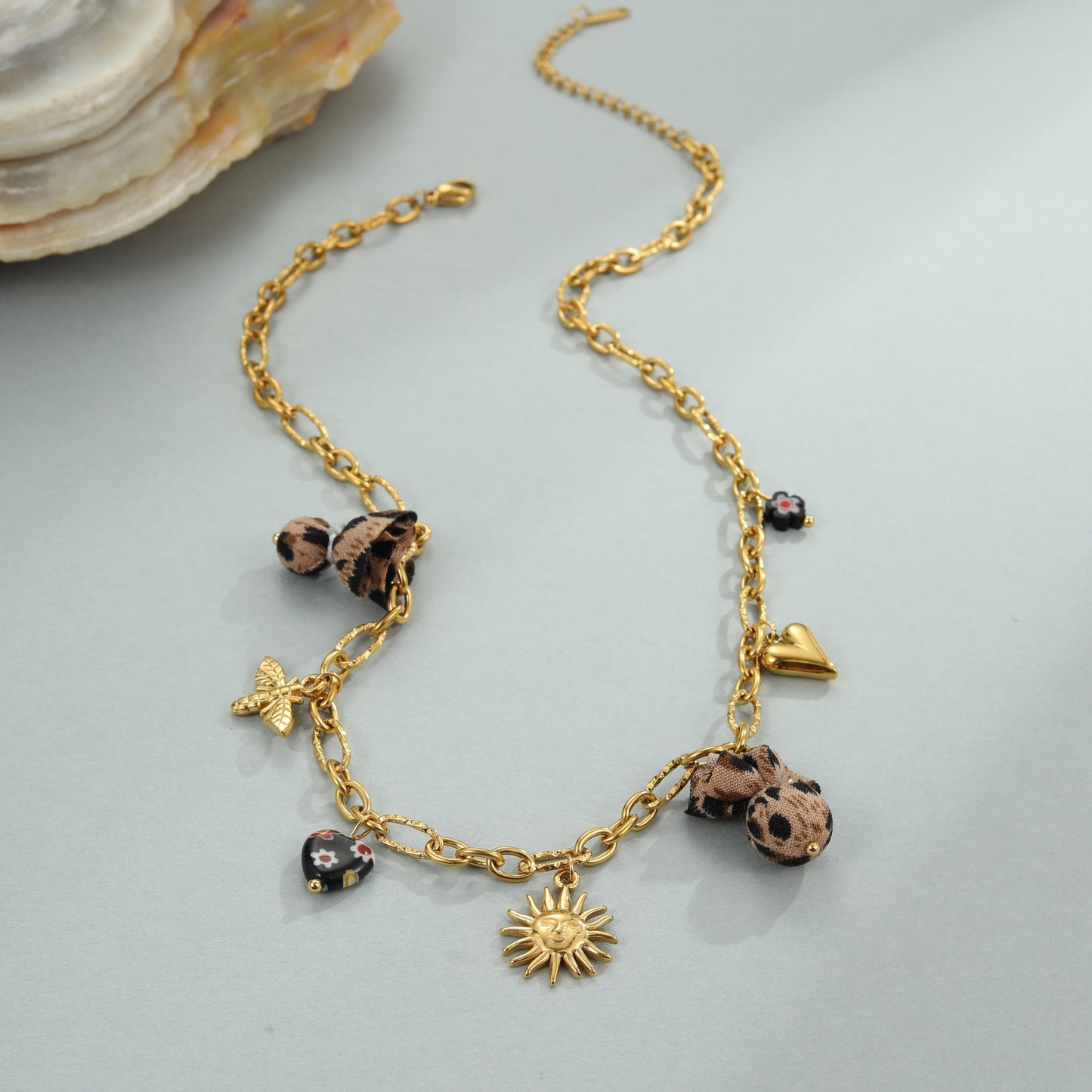 Collana con ciondolo floreale a cuore con stampa leopardata alla moda in acciaio inossidabile con finitura placcata da donna