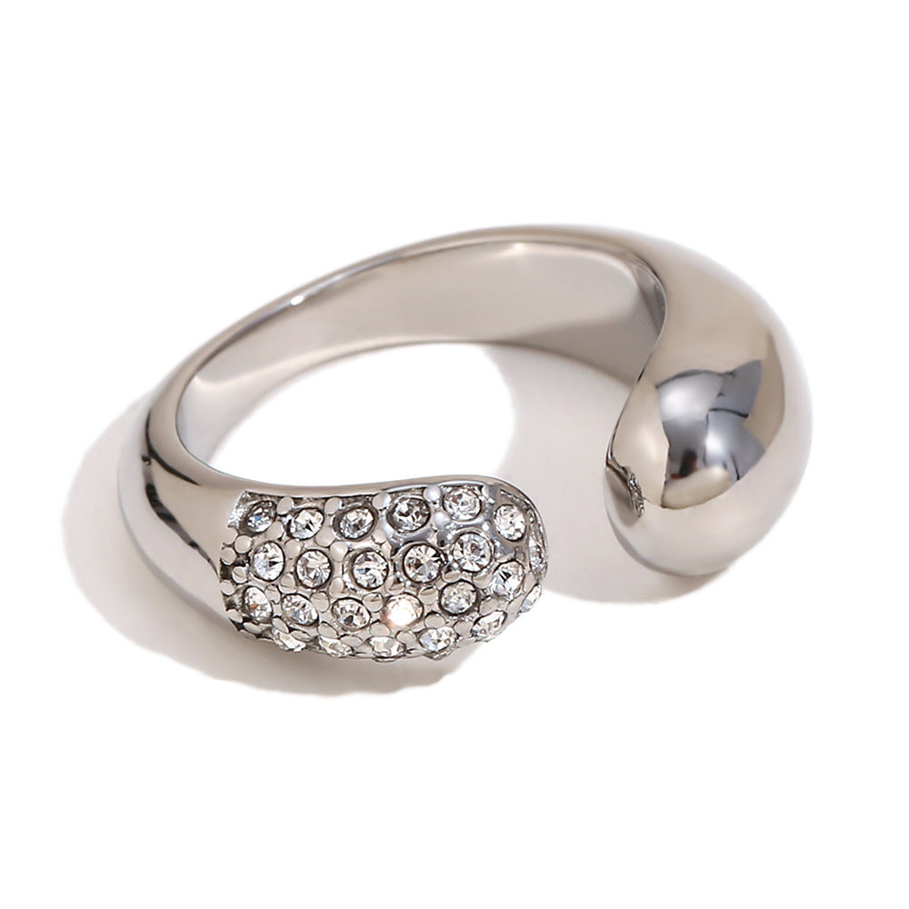 Vintage Style Hammered Texture Flower-Shaped Stainless Steel Ring with 18K Gold Plating for Women