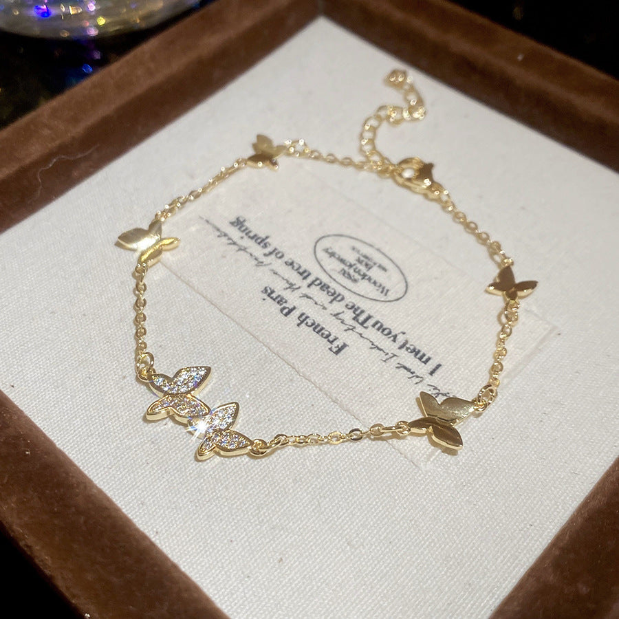 Elegante bracciale da mano a farfalla da donna, in rame con intarsio di zirconi cubici, bracciale stile lusso minimalista per l'uso quotidiano
