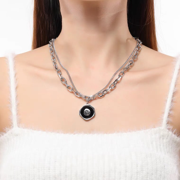 Collana pendente con faccina sorridente geometrica minimalista da donna in acciaio al titanio, catena lunga a strati per maglione