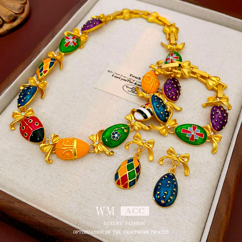 Collana pendente con fiocco floreale vintage in lega con intarsio di strass e finitura smaltata da donna