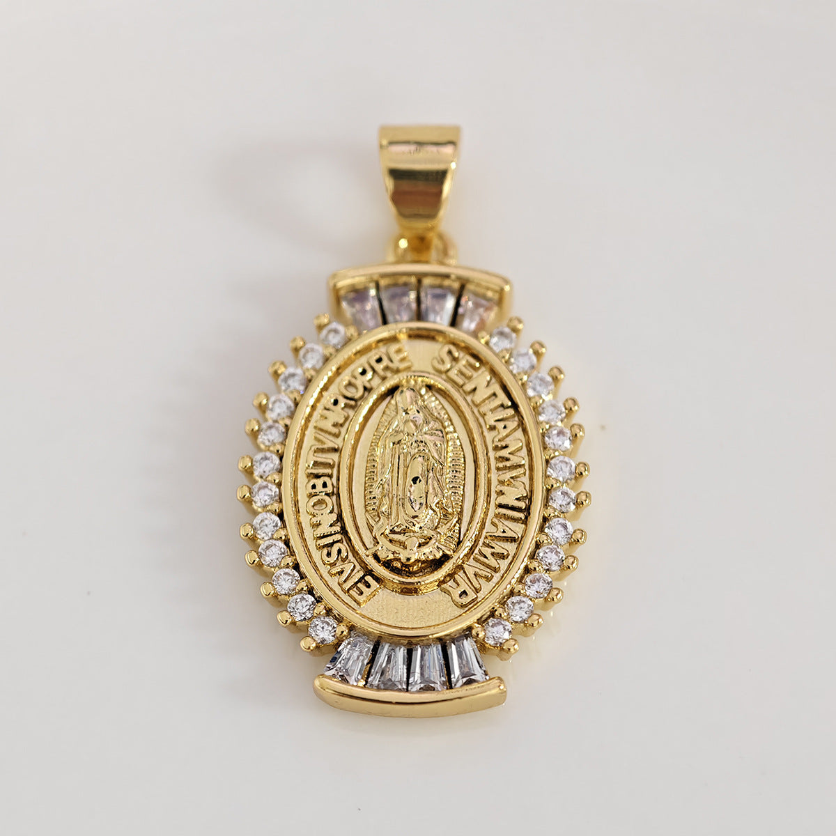 Ciondolo a Lettera Minimalista in Ottone Placcato Oro 18K con Barretta Charm con Zirconia Cubica Incastonata