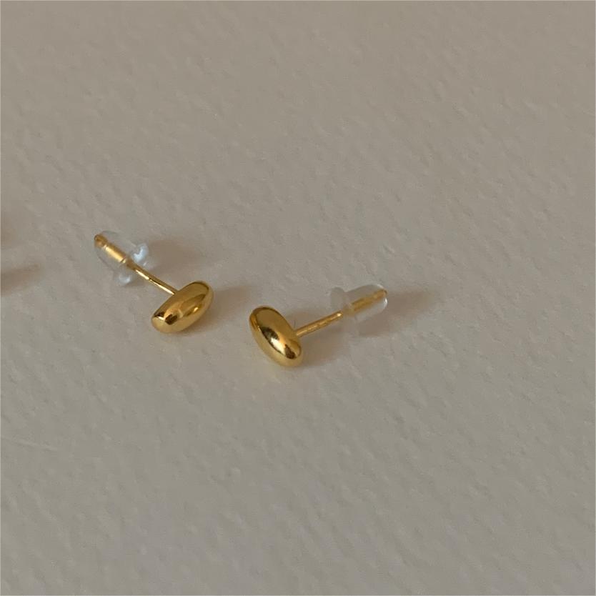 Orecchini a perno con lettera ovale in argento sterling 925 placcato oro, stile minimalista e grazioso