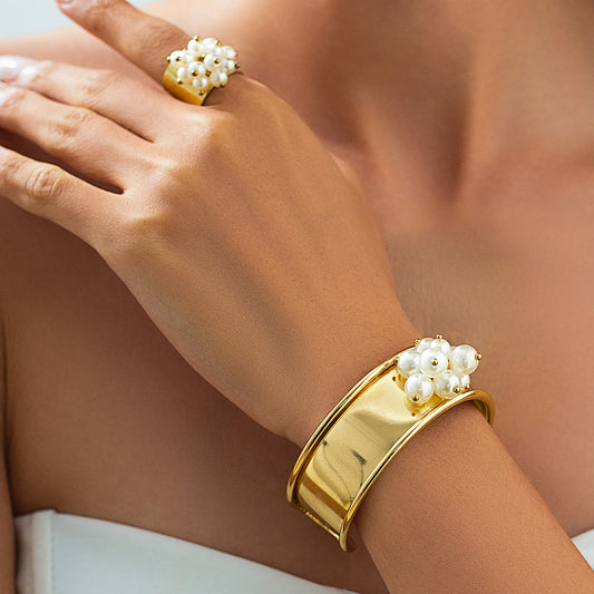 Bracciale con ciondolo in stile vintage con perle finte e nappe da donna, con bracciale a polsino aperto lucido e finitura galvanizzata