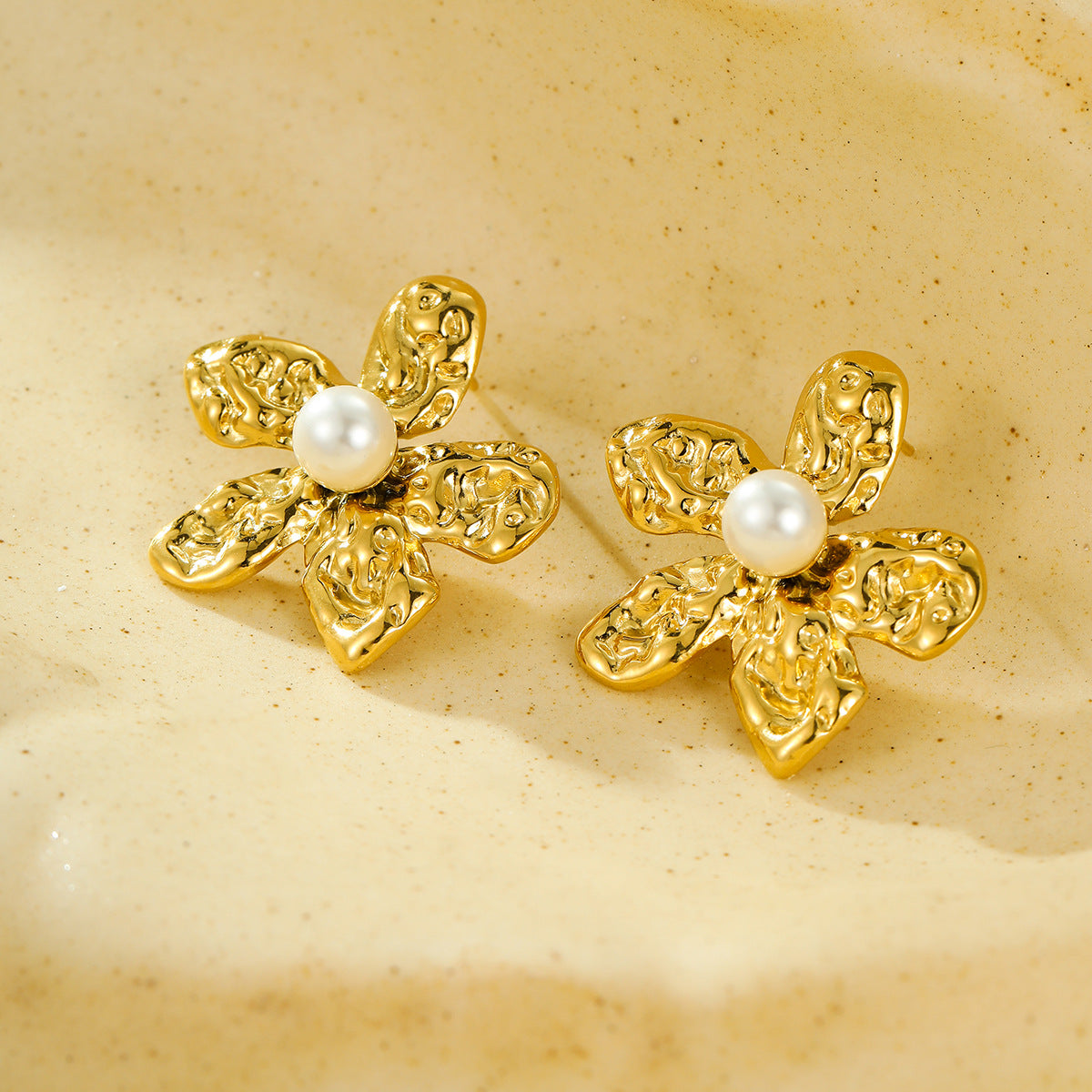 Orecchini da donna in acciaio inossidabile a forma di cinque petali in stile vintage con dettagli di perle