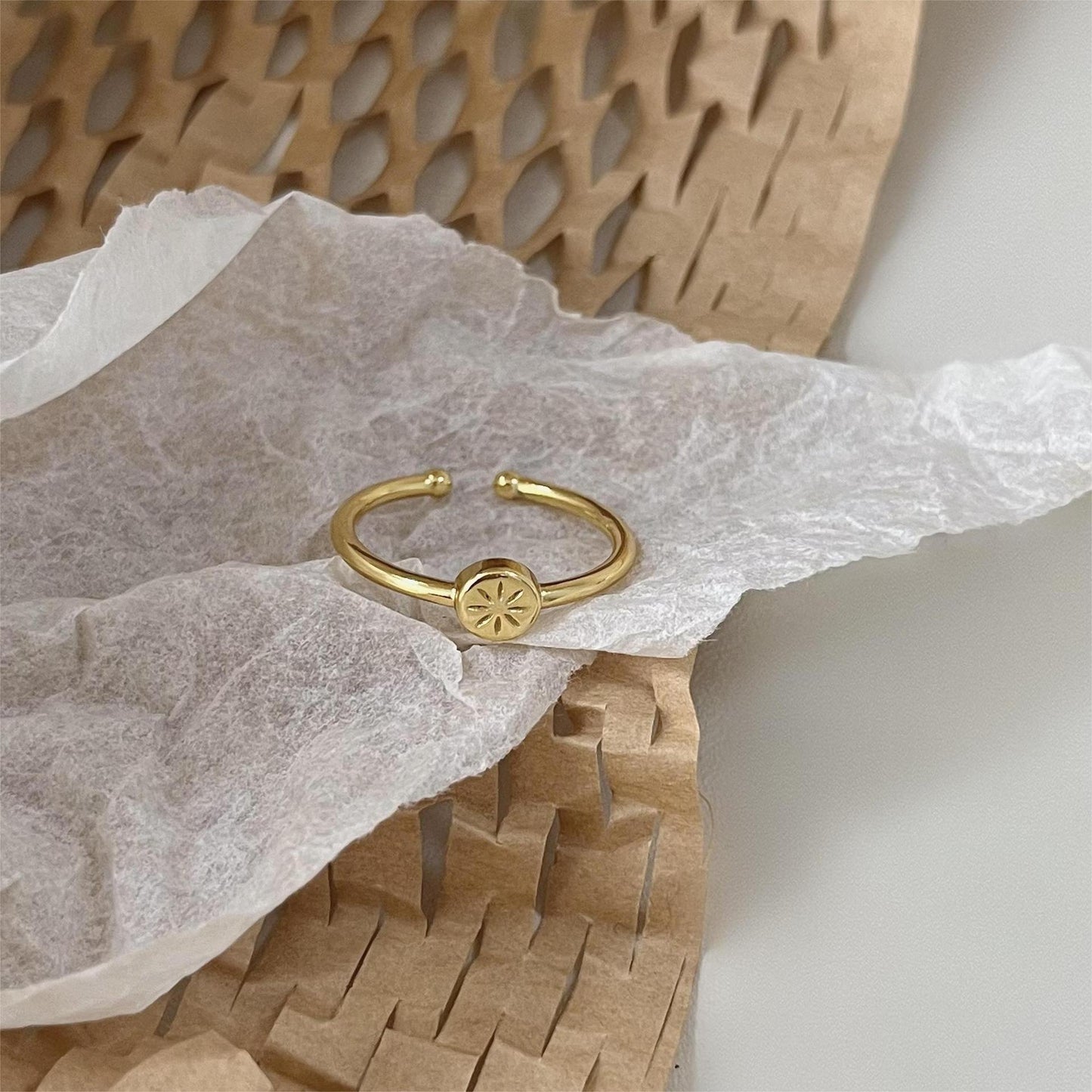 Anillo Minimalista de Plata de Ley 925 con Forma de Estrella de Punta y Detalle de Grano Cuadrado Biselado para Mujer