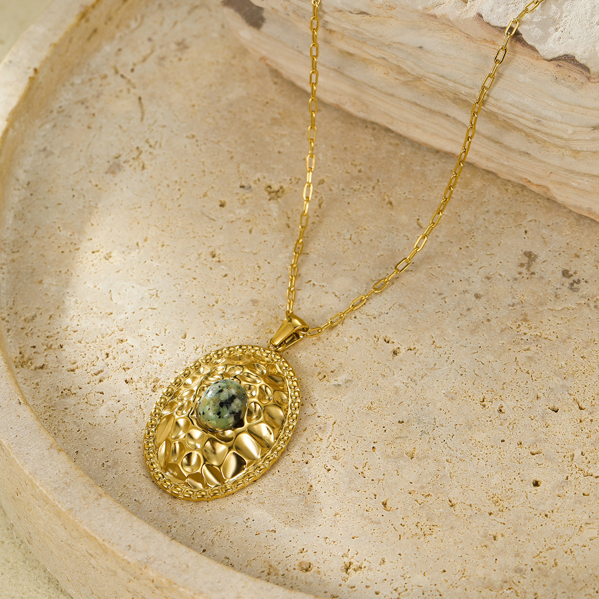 Collana con Pendente Ovale di Pietra Naturale Incastonata, in Acciaio al Titanio Placcato, Stile Trendy per Donna