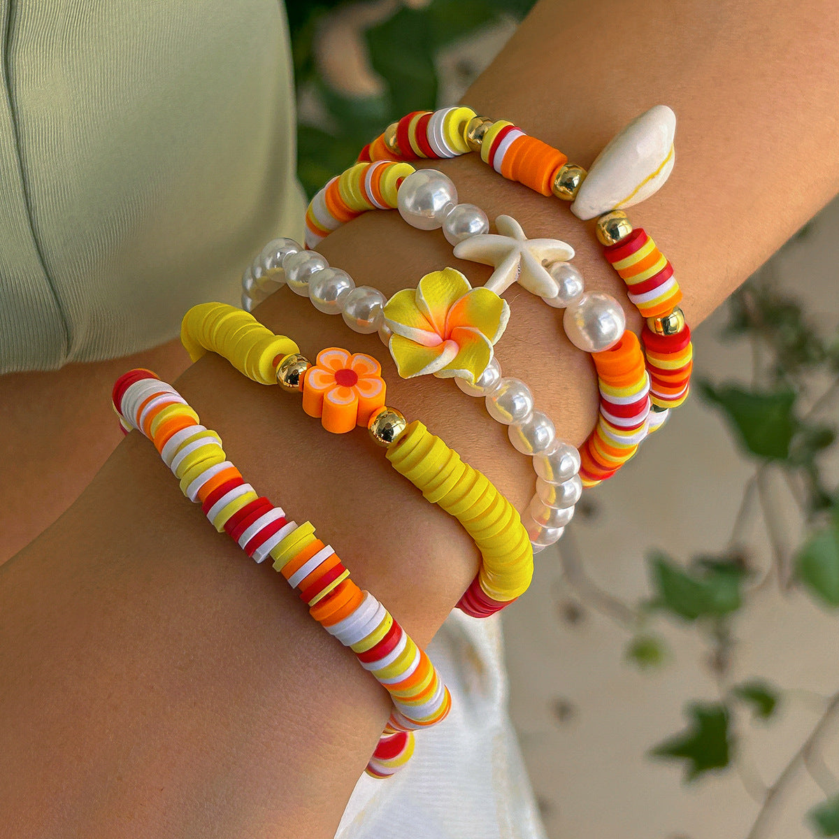 Set di bracciali in argilla polimerica a forma di fiore, in stile bohémien da spiaggia, con perline colorate e lavorazione artigianale