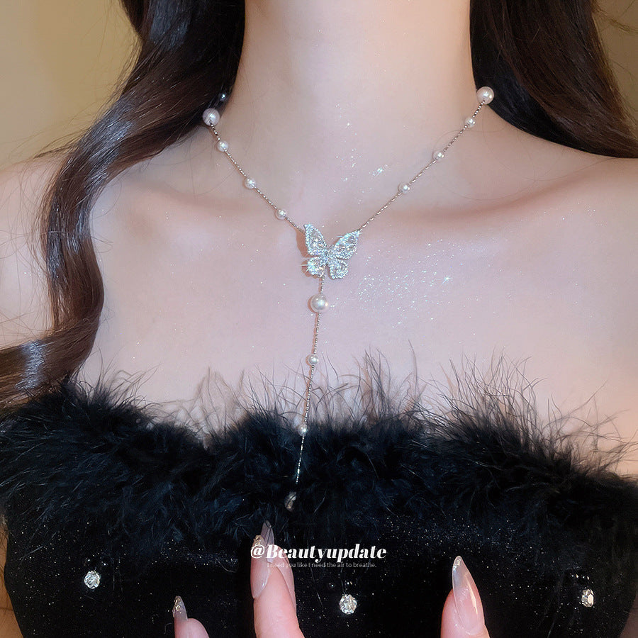 Elegante Collana Pendente a Farfalla Minimalista con Perle Simulate e Intarsi in Zircone per Donne, Catena per Clavicole dall'Estetica Lussuosa e Sofisticata