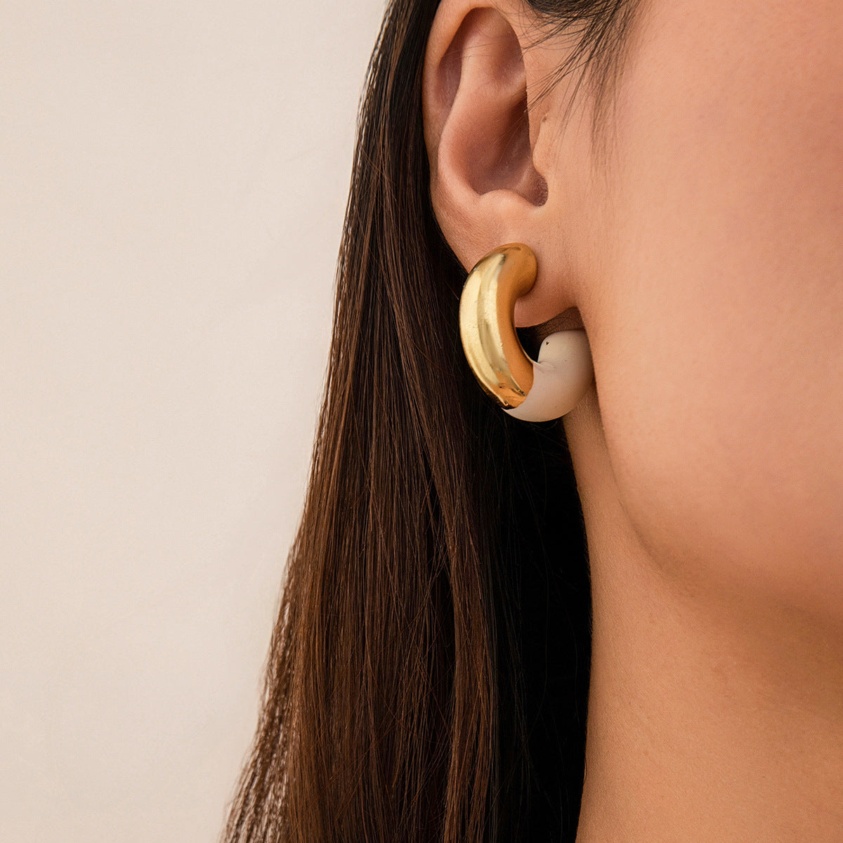 Orecchini a Cerchio Geometrici Minimalisti da Donna con Finitura in Metallo Elettroplaccato e Struttura in Resina