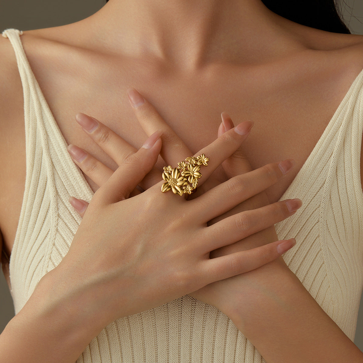 Anillo hueco de estilo palacio francés vintage para mujer en acero inoxidable con baño de oro