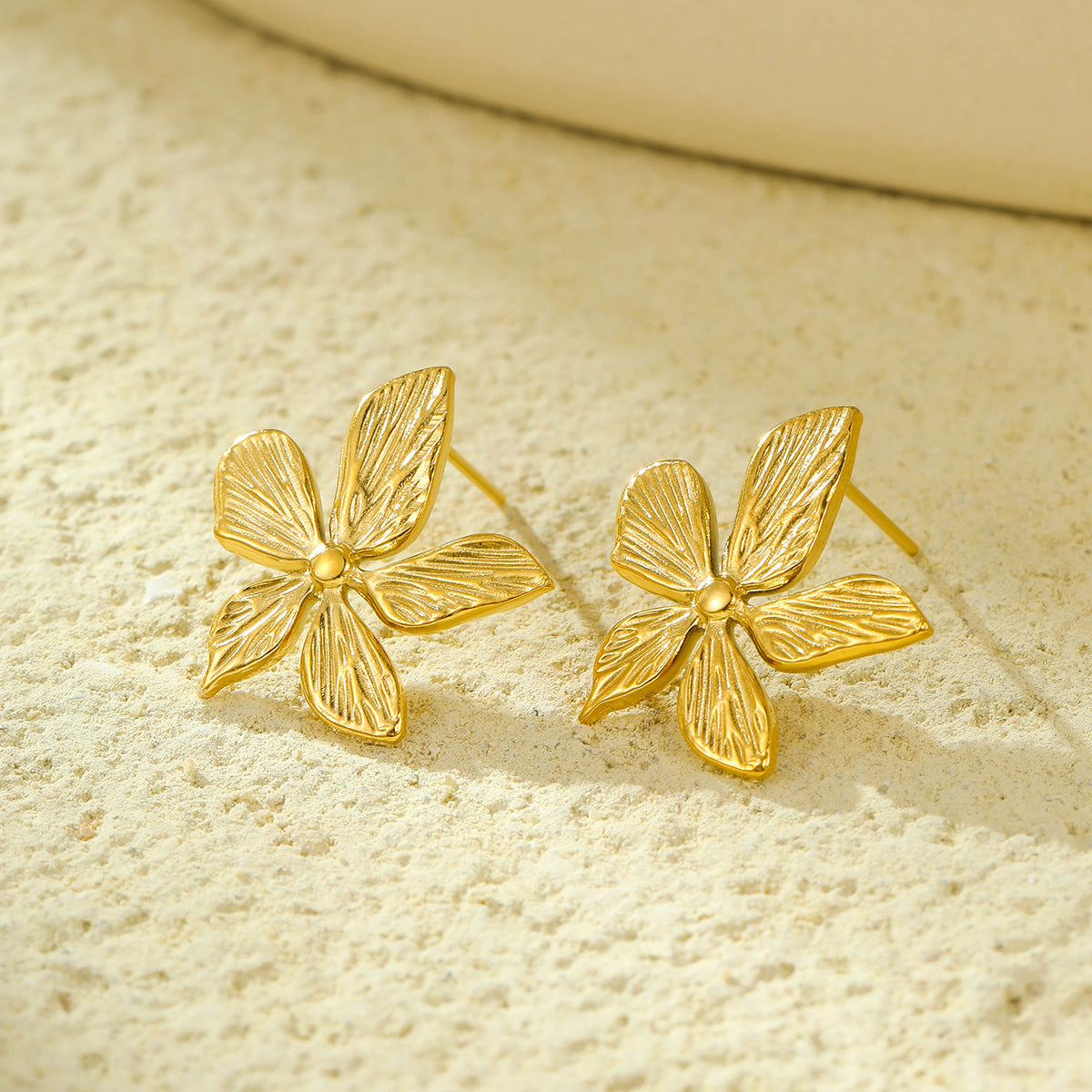 Orecchini da donna minimalisti tridimensionali a forma di fiore in acciaio inossidabile con placcatura in oro 18 carati, anallergici e resistenti allo sbiadimento