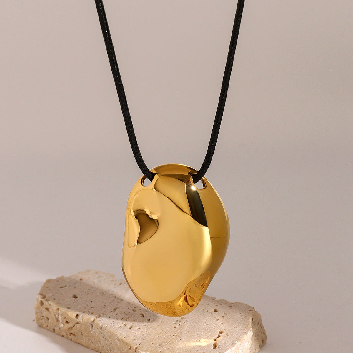Collana geometrica placcata in acciaio inossidabile con ciondolo in titanio per le donne, catena alla clavicola alla moda
