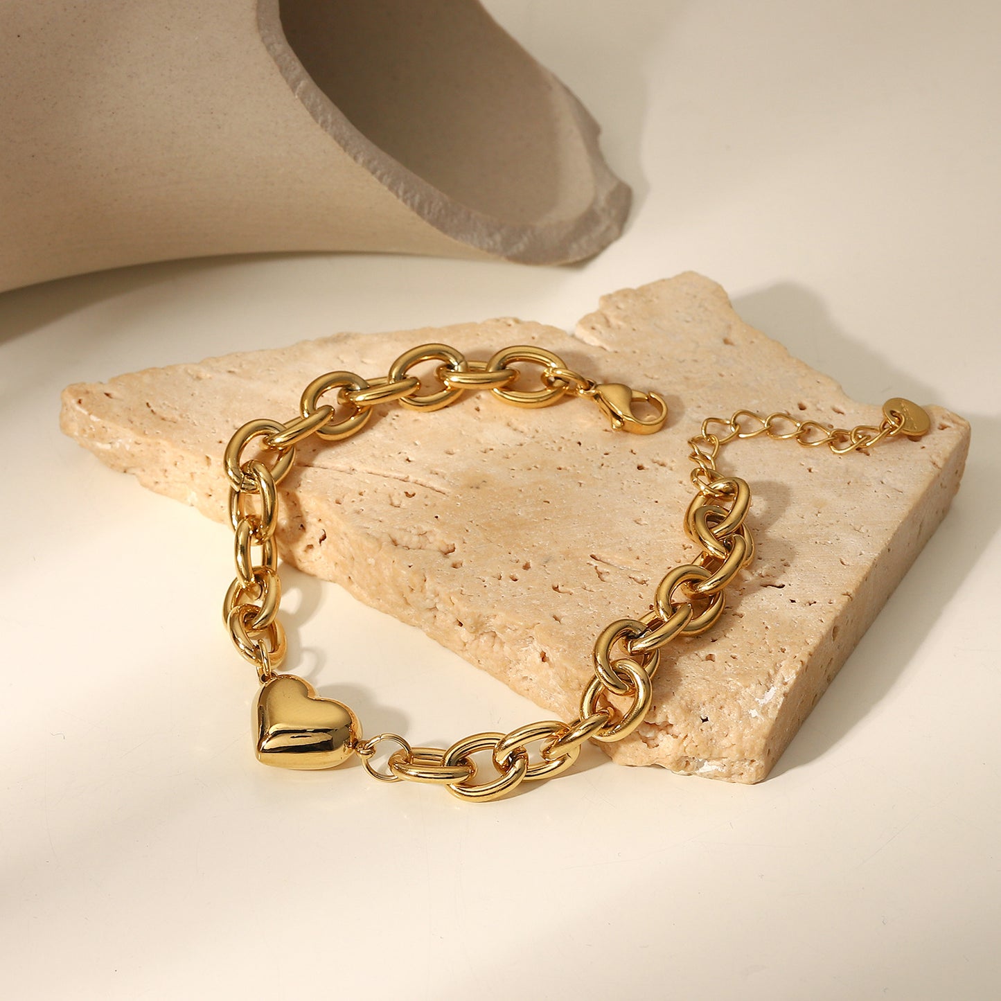 Bracciale da donna in acciaio al titanio a forma di cuore d'ispirazione vintage con catena a maglie a O placcata in oro 14 carati
