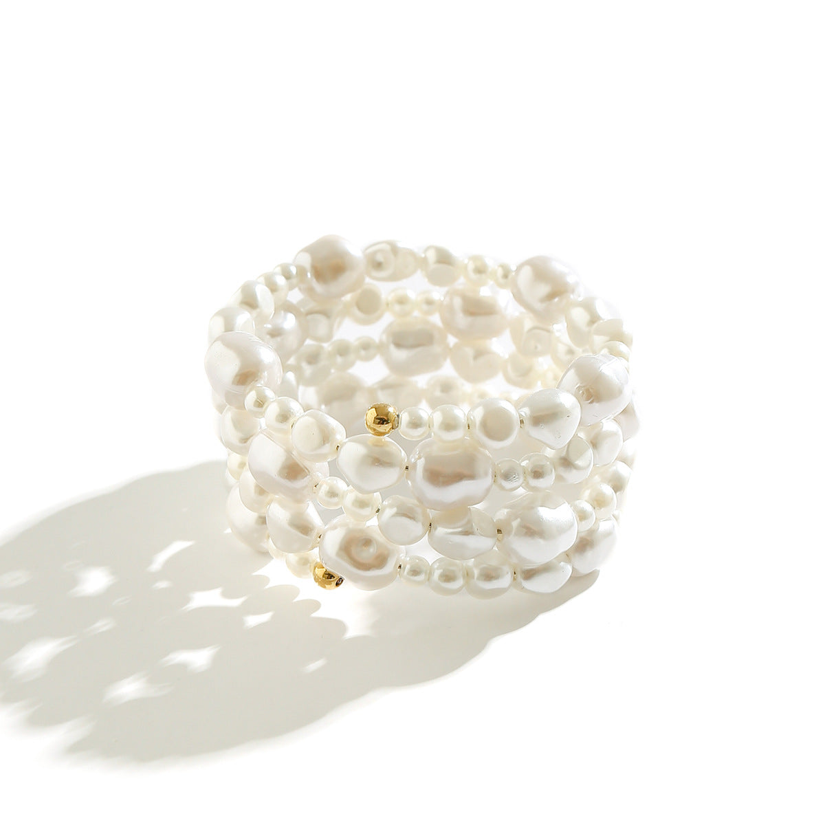 Pulsera de brazalete rústica minimalista con cuentas de resina irregulares para mujer con acabado chapado