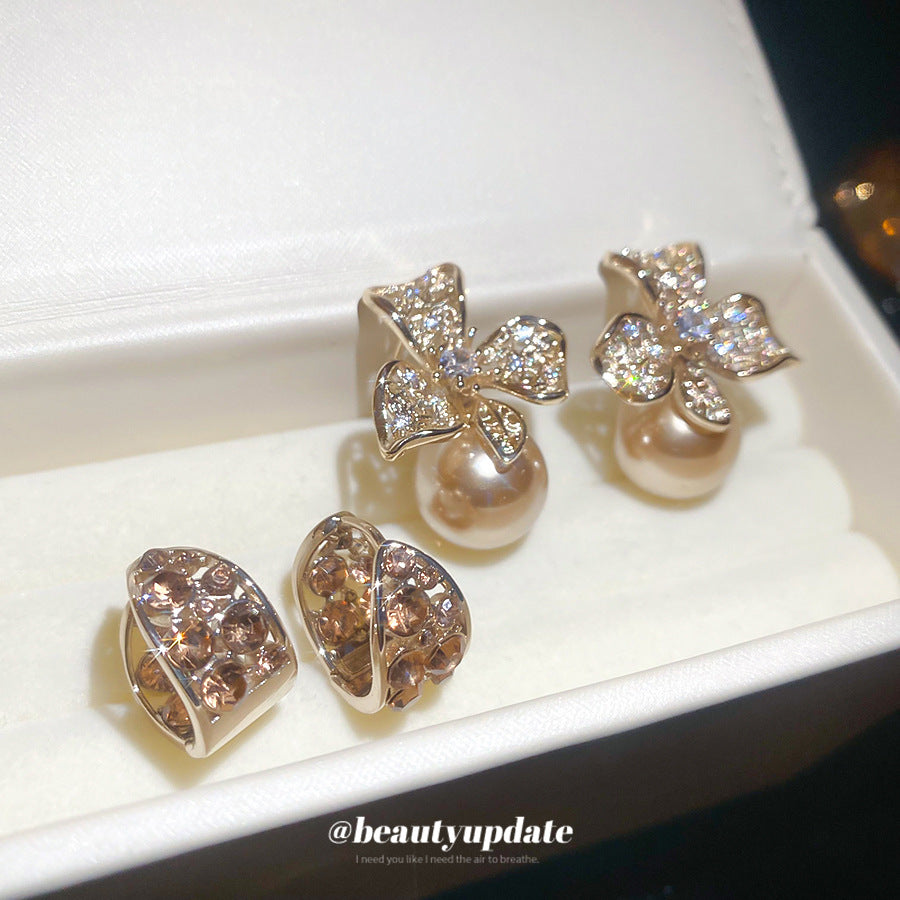 Elegantes aretes de perlas y circonitas cúbicas con diseño floral, hechos de latón con postes de acero inoxidable, para mujer