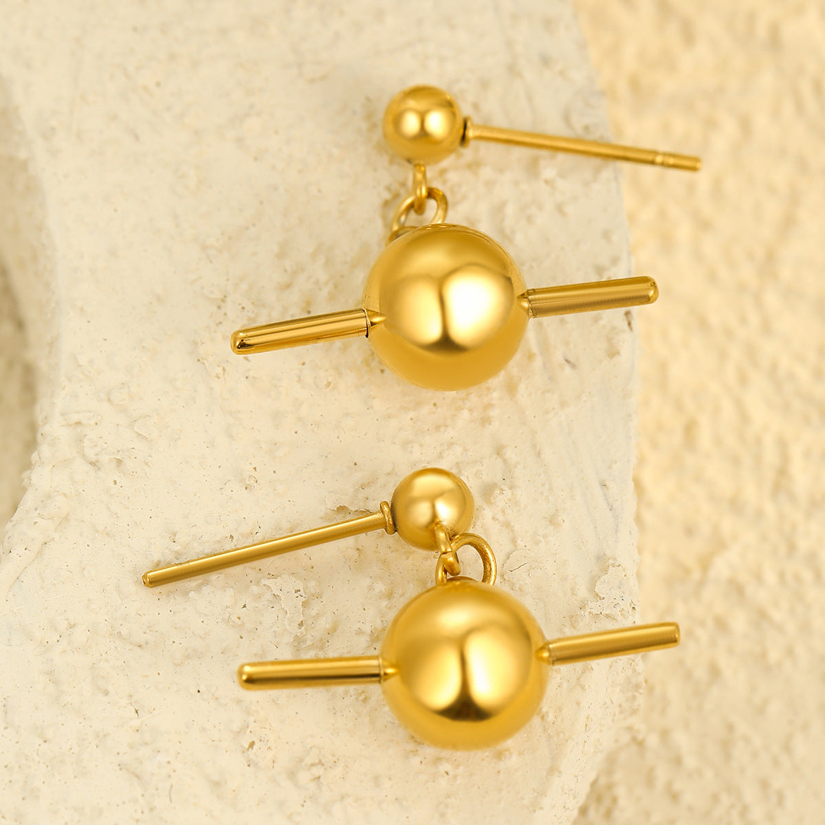 Pendientes de cuentas redondas minimalistas de acero inoxidable con acabado chapado para mujer