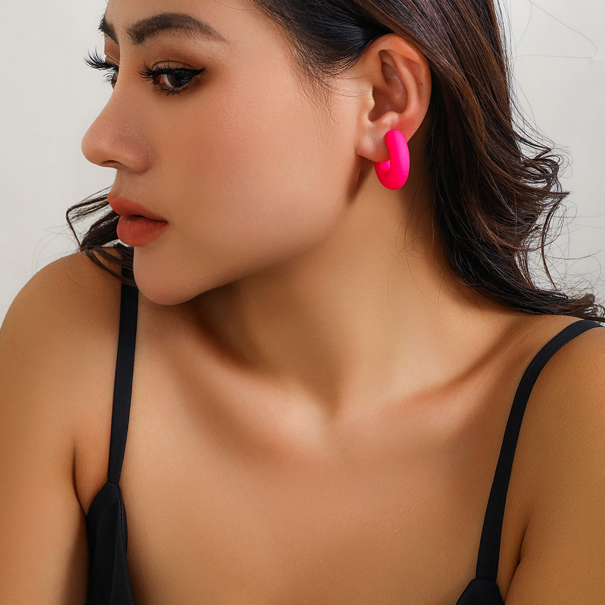 Orecchino a clip da donna in metallo galvanizzato lucidato a forma di C, geometrico e minimalista, senza piercing