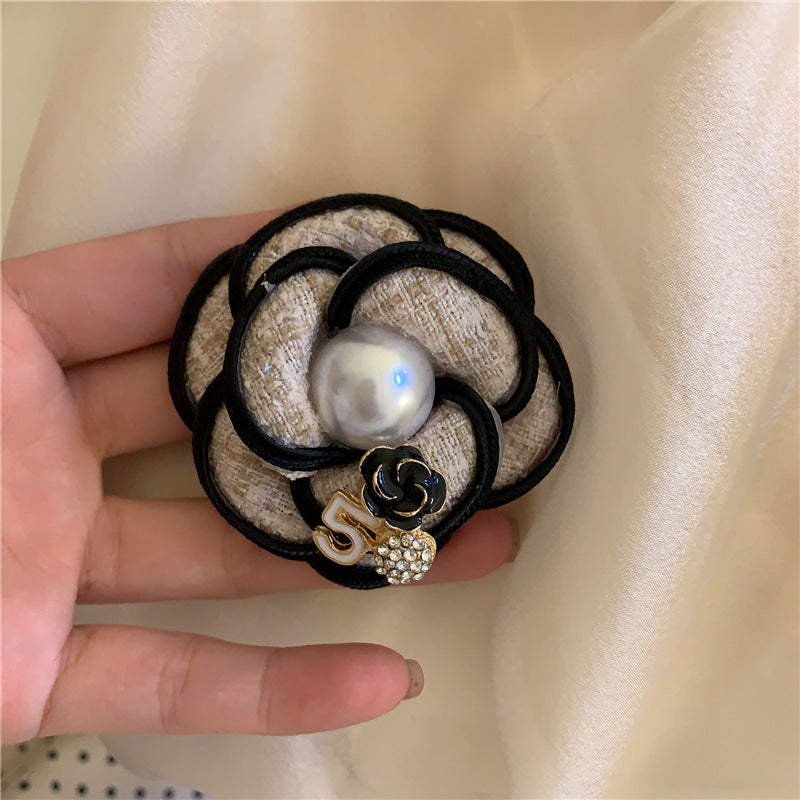 Spilla floreale di lusso con intarsio in strass e dettagli in perle per donna — Elegante accessorio per blazer di ispirazione vintage