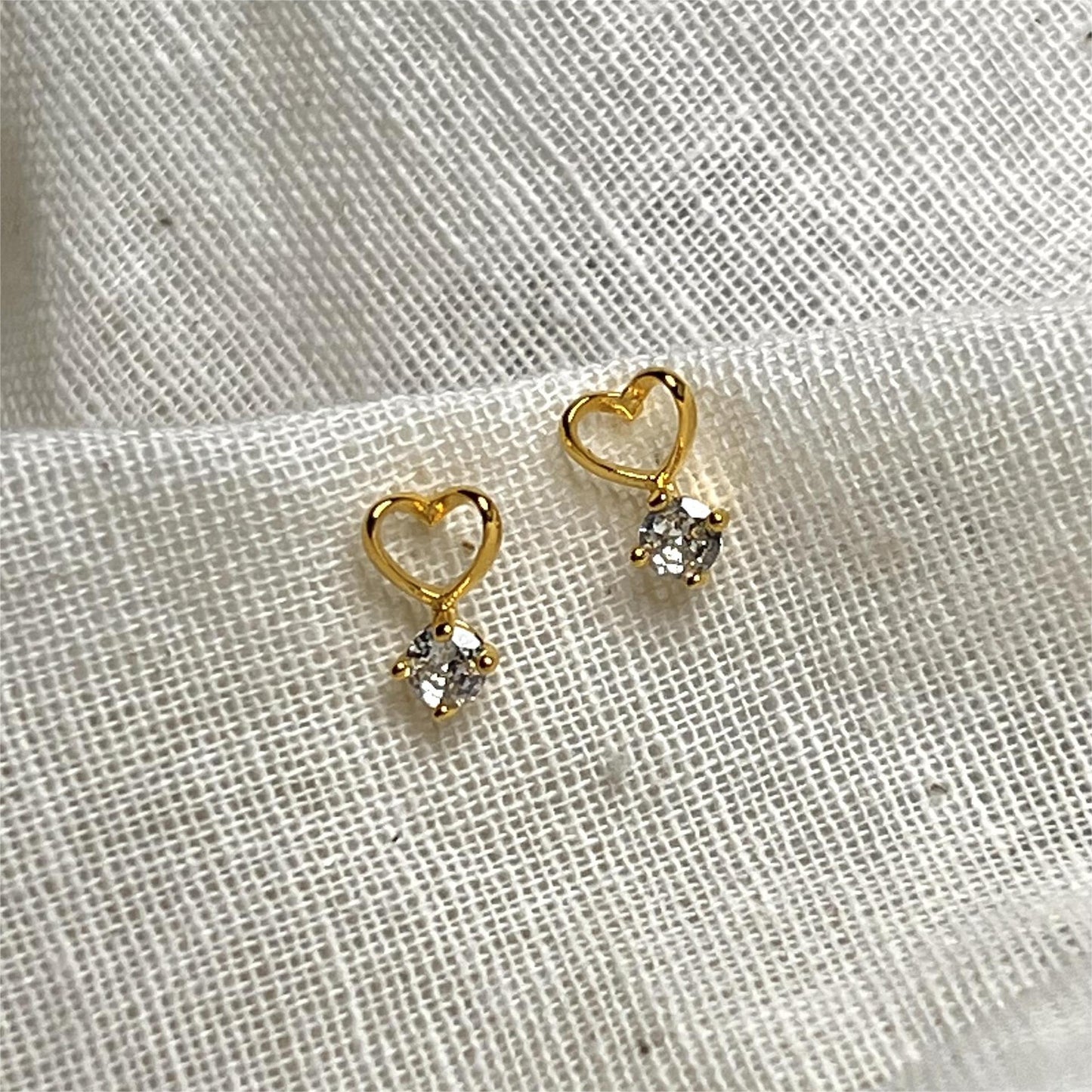 Minimalist Heart-Shaped 925 Sterling Silver Stud Earrings with Zircon Inlay and Rhodium Plating