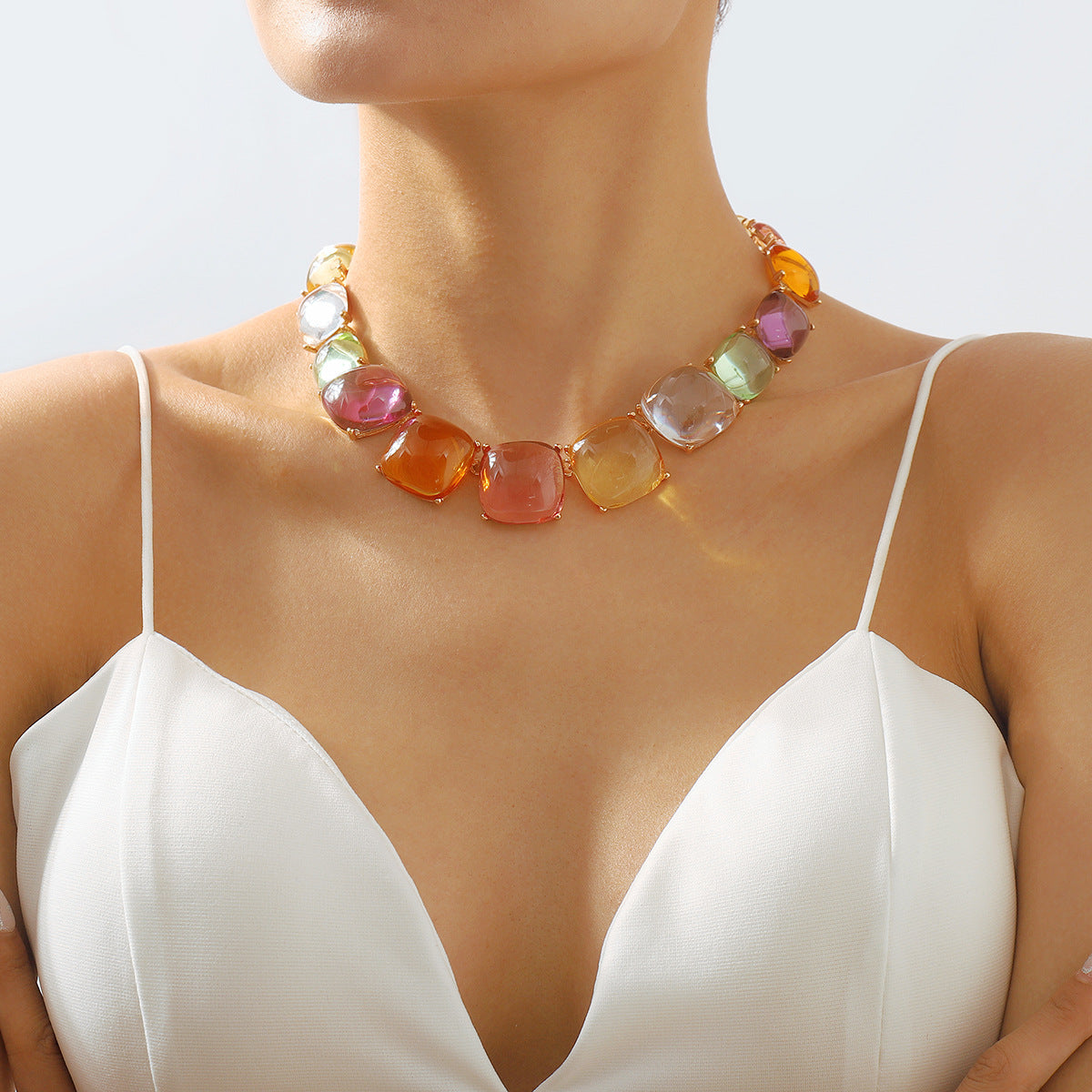 Conjunto de gargantilla geométrica acrílica dulce y atrevida con pendientes a juego para mujer