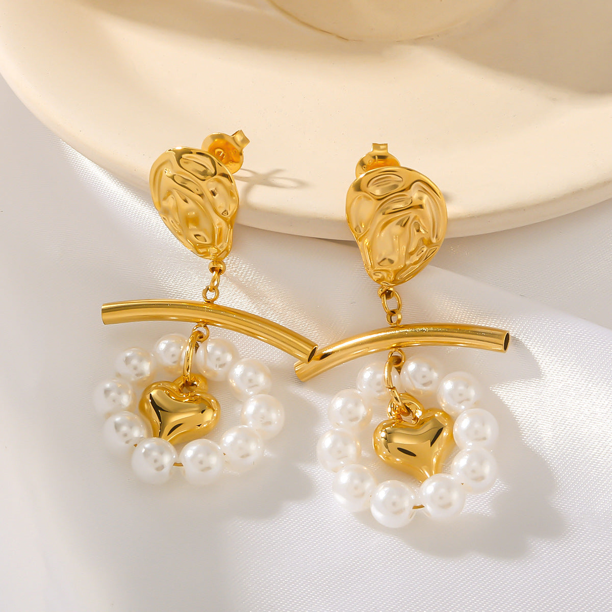 Orecchini a perno a forma di cuore con perle in rilievo 3D in stile vintage romantico in acciaio inossidabile con placcatura sottovuoto in oro 18 carati