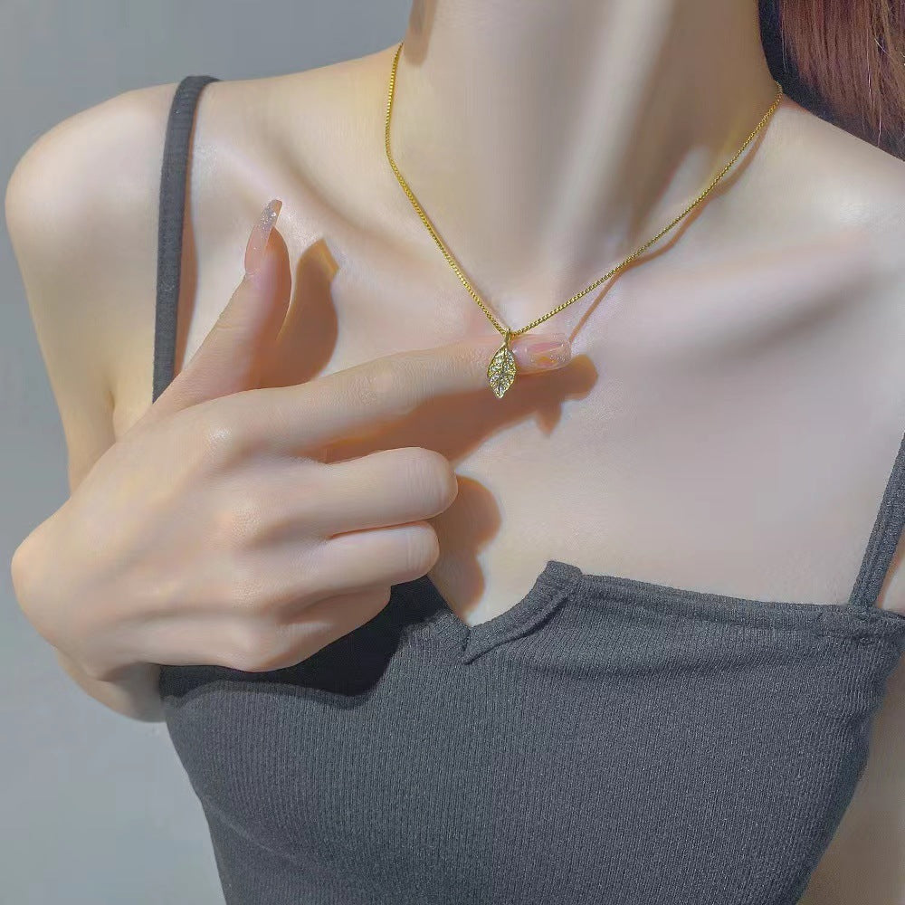 Natural Style Leaf Pendant Necklace for Women Made of Titanium Steel with Plated Finish and Wavy Chain