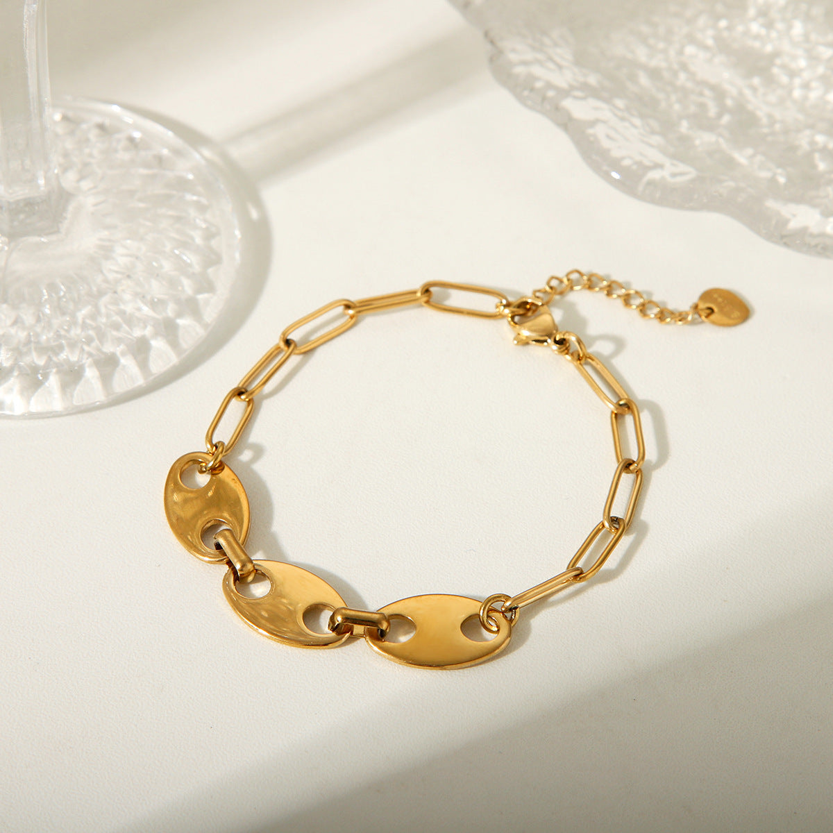 Pulsera geométrica de acero inoxidable estilo INS con baño de oro de 18 quilates y cierre de nariz de cerdo para mujer