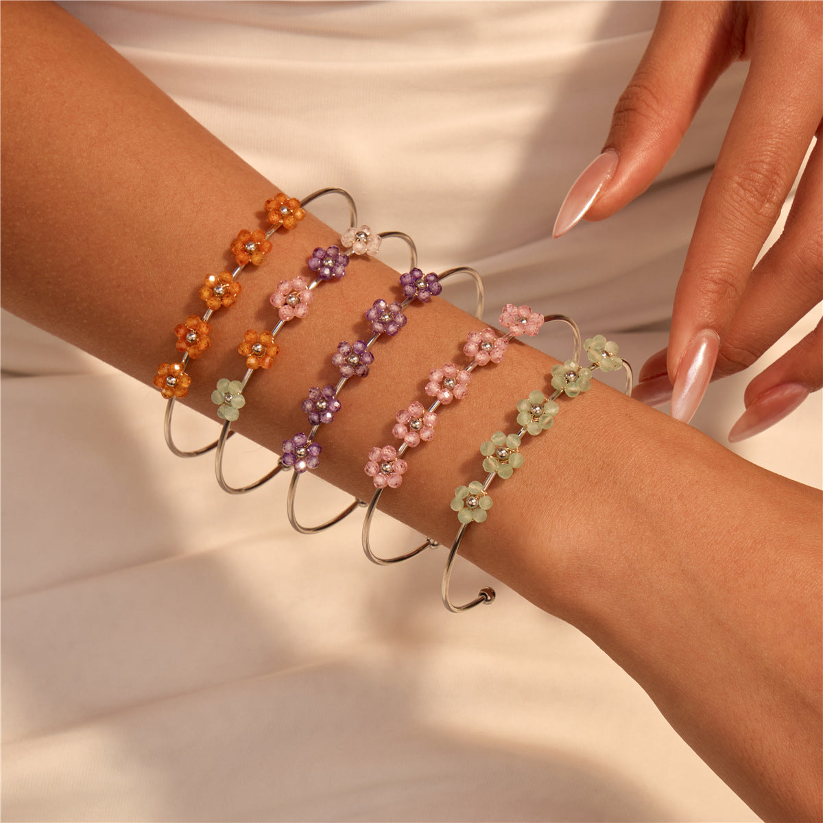Bracciale da donna in acciaio inossidabile alla moda con motivi floreali, forma geometrica e finitura placcata